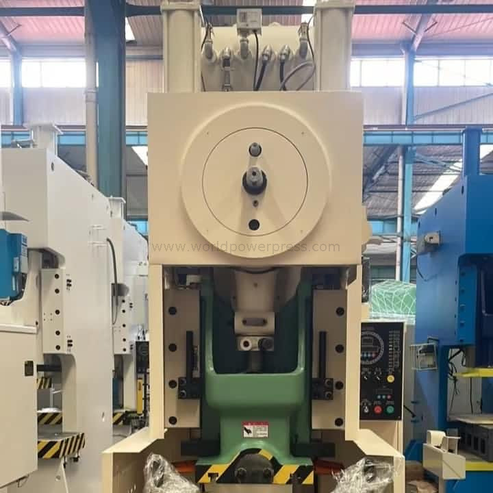 Co sprawia, że prasy mechaniczne z ramą C różnią się od innych typów pras?